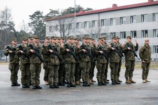Karavīri studējošie militārā apmācība