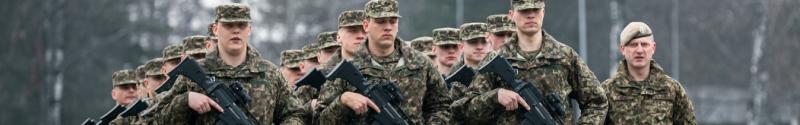 Militārā apmācība studējošie armija karavīrs